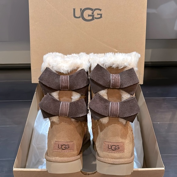 UGG BAILEY SUEDE BOW BOOTS IN CHESTNUT SZ 7, 8 NEW IN BOX - Picture 3 of 15